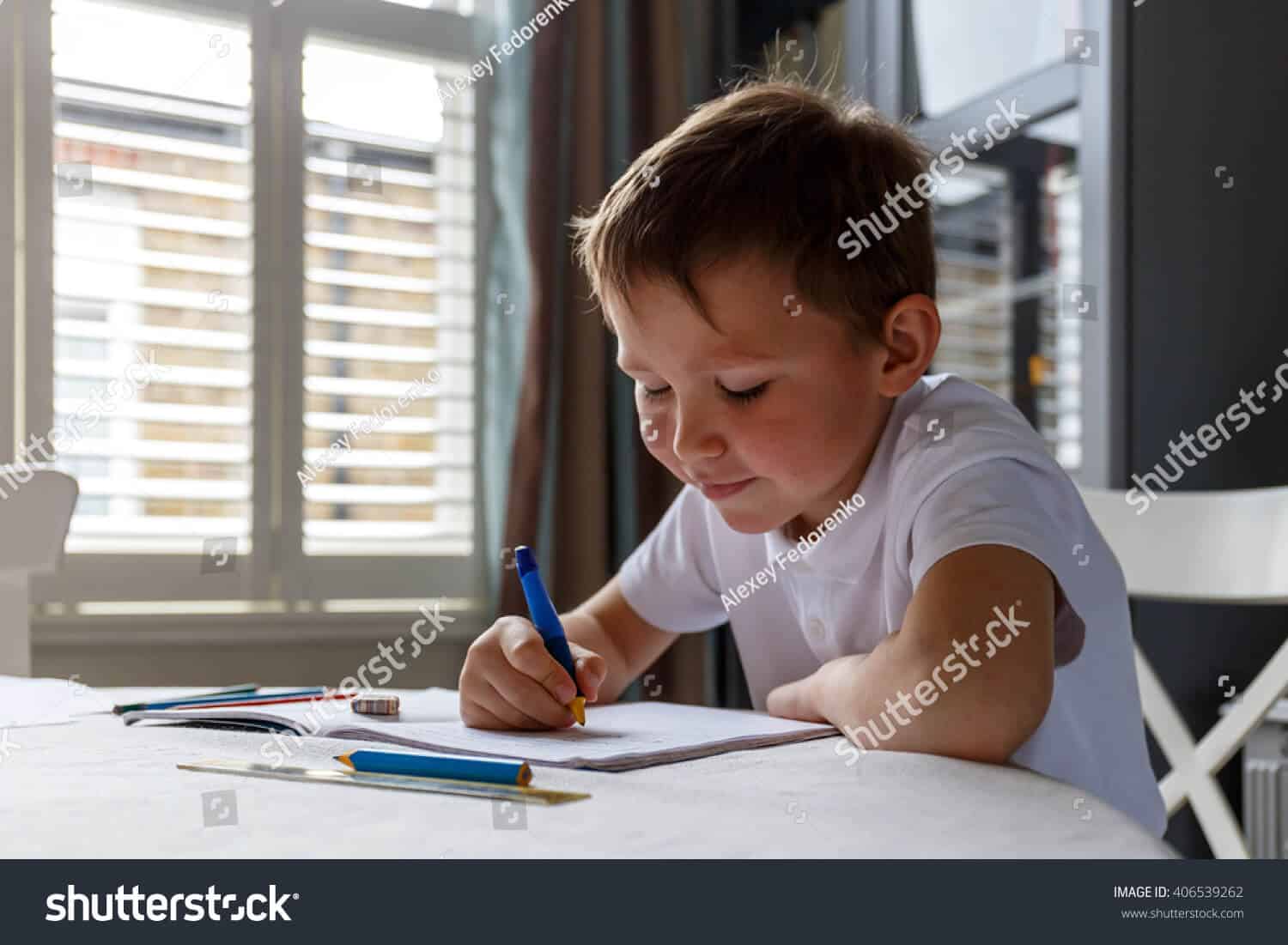 248 ngàn hình ảnh trẻ em ngồi viết chữ chất lượng cao trên Shutterstock